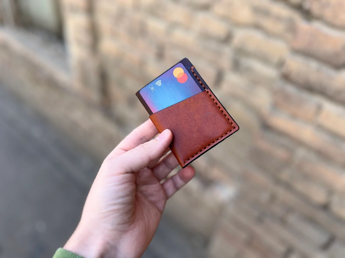 Porta-cartões slim de couro com um cartão